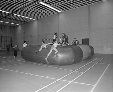 884045 Afbeelding van een St. Nicolaas-Sportinstuif voor de jeugd, in de Sporthal Hoograven (Verlengde Hoogravenseweg ...